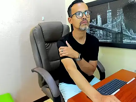 Oswalldo   online show from March 12, 11:05 am