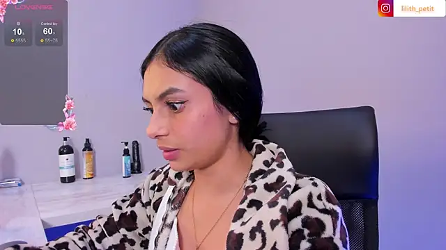 Snapshot of lilith_petit_ chatting on July 5, 1:23 am lilith petit online show from July 5, 1:23 am