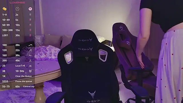 YouHoldMe online show from April 10, 8:24 pm