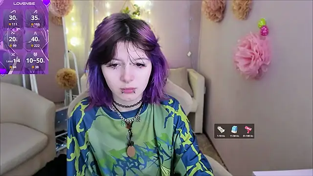 Snapshot of Ashley_Veil chatting on April 2, 9:01 pm Ashley Veil online show from April 2, 9:01 pm