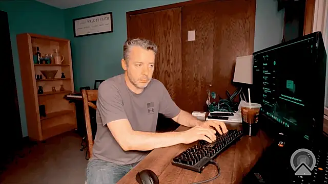 Snapshot of chrisw8140 chatting on June 29, 1:23 am chrisw8140 online show from June 29, 1:23 am