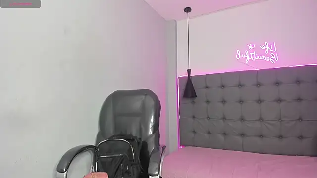 scarletcherry18 online show from July 20, 3:21 am