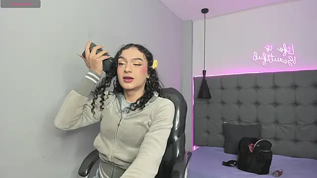 scarletcherry18 online show from July 27, 3:57 am