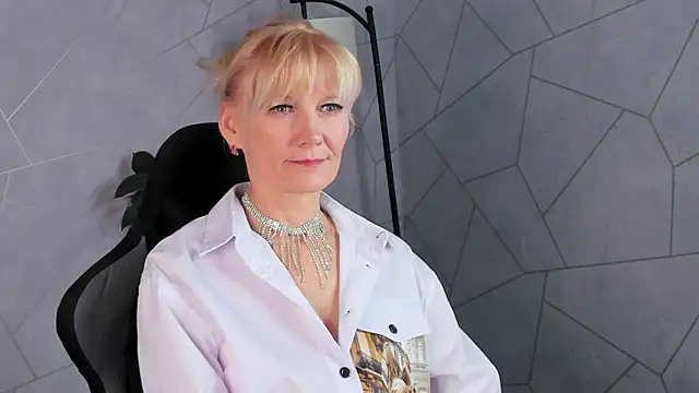 Julie Lucas online show from April 30, 1:01 am