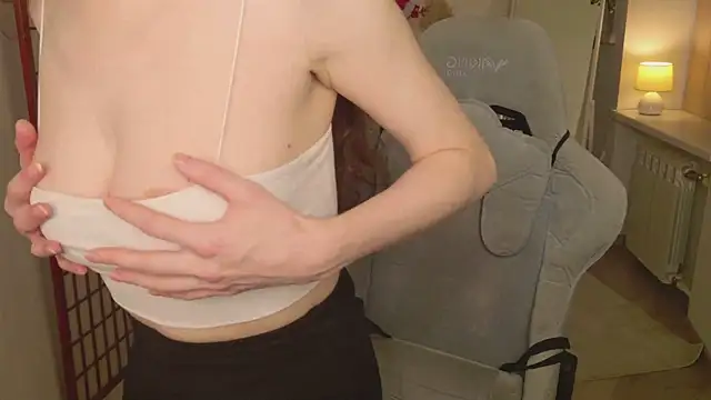 Julies Lii online show from March 8, 1:48 pm