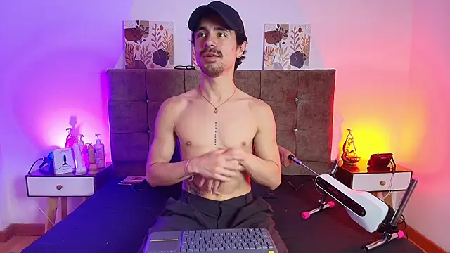 Ethan Briggs  online show from July 20, 3:43 am