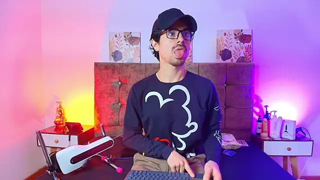 Ethan Briggs  online show from August 1, 3:28 am