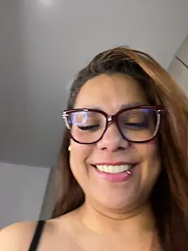 Snapshot of Pretty__Milf chatting on June 10, 12:59 pm Pretty Milf online show from June 10, 12:59 pm
