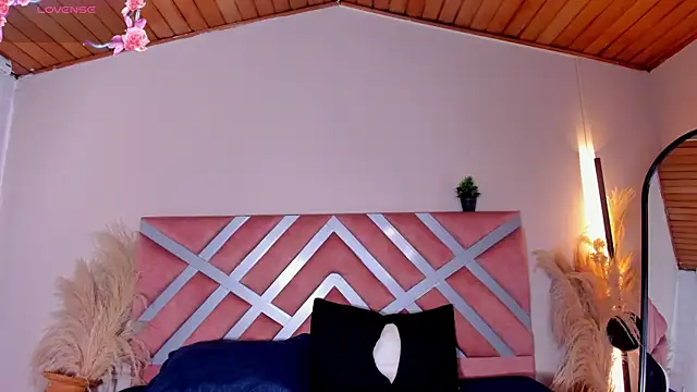 Snapshot of ella__olmos chatting on July 6, 2:14 pm ella olmos online show from July 6, 2:14 pm