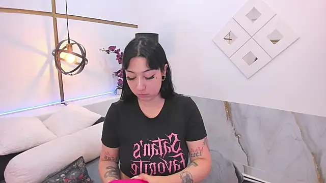 Snapshot of KomiCatt chatting on May 21, 12:23 pm KomiCatt online show from May 21, 12:23 pm