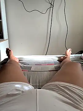 Snapshot of melzinhab23 chatting on February 25, 10:25 am melzinhab23 online show from February 25, 10:25 am