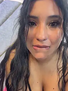 Snapshot of valenlopezz_ chatting on June 21, 6:54 pm valenlopezz online show from June 21, 6:54 pm
