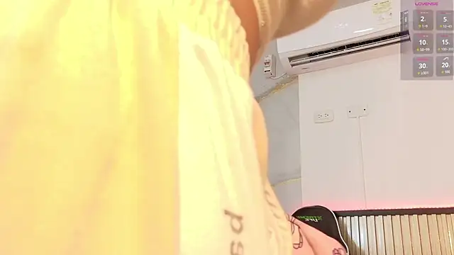 Scarlet Vixen  online show from February 18, 12:01 pm