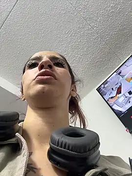 Snapshot of elodie_rouge chatting on July 16, 12:33 pm elodie rouge online show from July 16, 12:33 pm