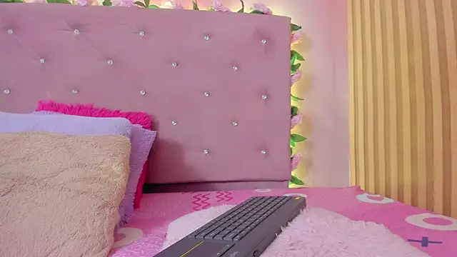 lovely  kiss   online show from June 8, 6:19 pm