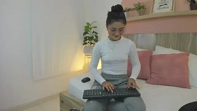 ivette swan online show from February 18, 7:21 pm