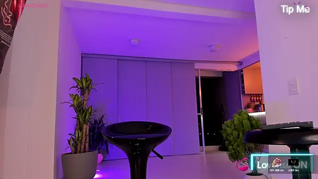 Snapshot of LennerCollins_ chatting on April 4, 2:10 am LennerCollins online show from April 4, 2:10 am