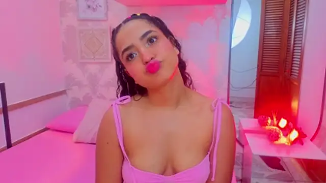 Snapshot of Emma_Thompssonn chatting on May 6, 12:10 pm Emma Thompssonn online show from May 6, 12:10 pm