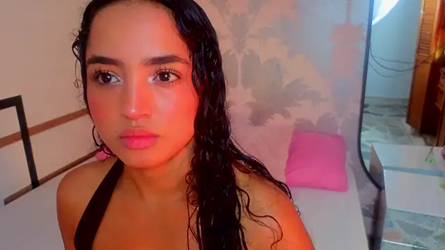 Snapshot of Emma_Thompssonn chatting on May 18, 12:00 pm Emma Thompssonn online show from May 18, 12:00 pm