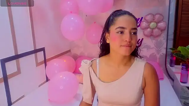 Snapshot of Emma_Thompssonn chatting on June 8, 12:38 pm Emma Thompssonn online show from June 8, 12:38 pm
