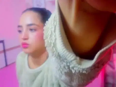 Snapshot of Emma_Thompssonn chatting on June 13, 12:25 pm Emma Thompssonn online show from June 13, 12:25 pm