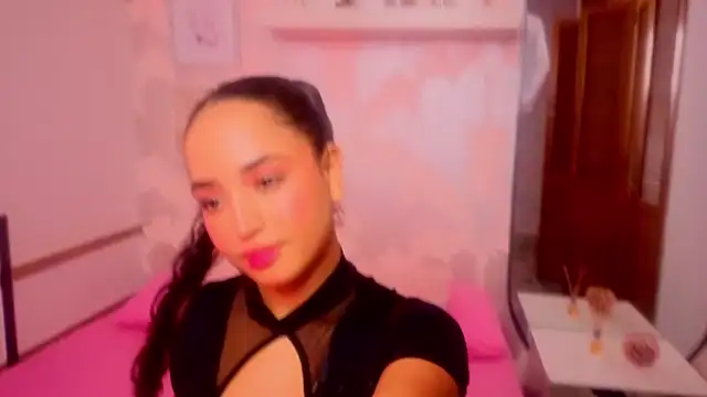 Snapshot of Emma_Thompssonn chatting on June 17, 12:29 pm Emma Thompssonn online show from June 17, 12:29 pm