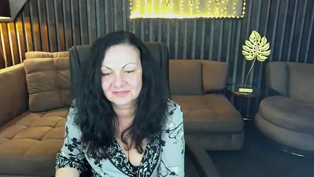 IrissMoon online show from April 25, 1:41 pm