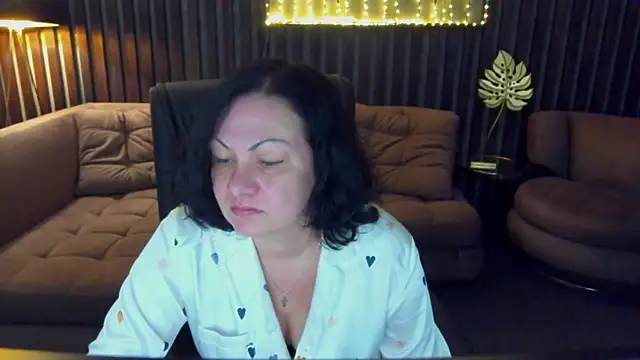 IrissMoon online show from June 7, 5:44 am