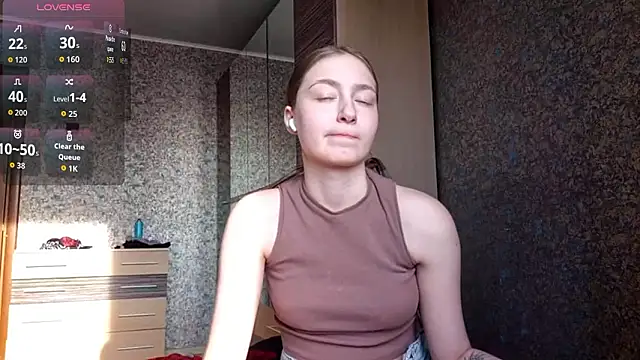 Snapshot of MousyHello chatting on February 7, 9:46 am MousyHello online show from February 7, 9:46 am