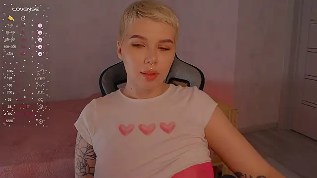 Elise Day online show from June 25, 1:48 pm
