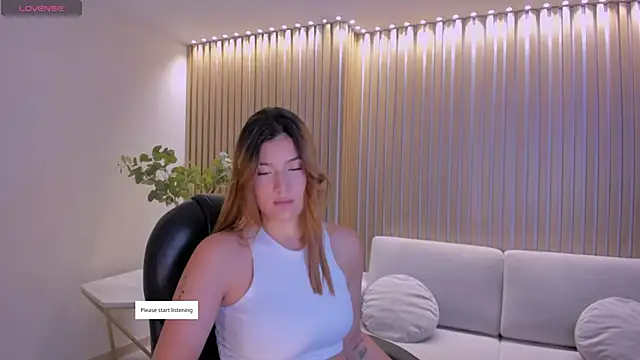 BellaThompsonX online show from May 3, 4:07 am