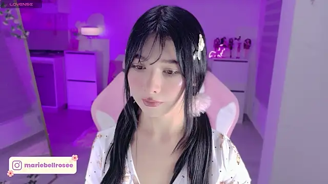 Snapshot of Blush_Marie chatting on April 28, 11:32 pm Blush Marie online show from April 28, 11:32 pm