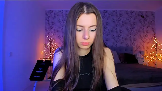 Snapshot of Hot_Molly5 chatting on June 7, 6:33 pm Hot Molly5 online show from June 7, 6:33 pm