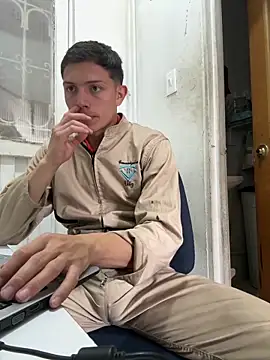 Snapshot of santiObrero chatting on May 14, 3:30 pm santiObrero online show from May 14, 3:30 pm