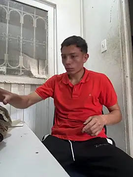 Snapshot of santiObrero chatting on May 20, 3:40 pm santiObrero online show from May 20, 3:40 pm