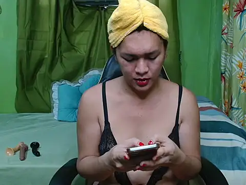 Snapshot of urslutscarlet chatting on March 17, 8:17 am urslutscarlet online show from March 17, 8:17 am