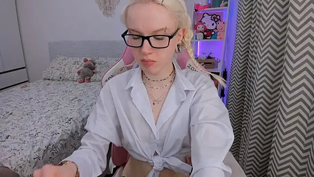 Snapshot of Mia_WaterFall chatting on February 6, 3:11 am Mia WaterFall online show from February 6, 3:11 am