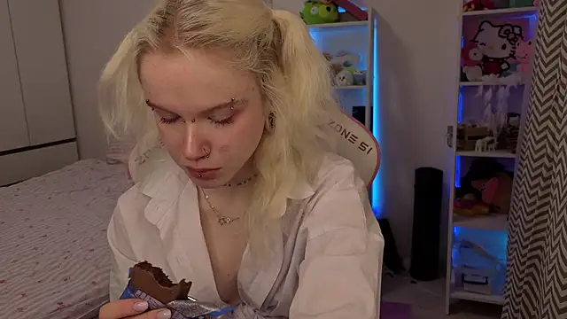 Snapshot of Mia_WaterFall chatting on March 6, 3:14 am Mia WaterFall online show from March 6, 3:14 am