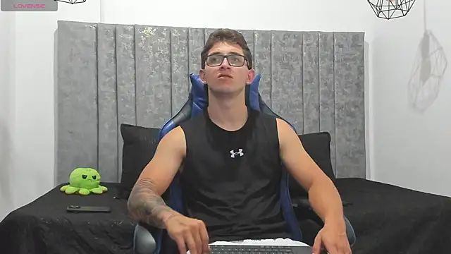 Snapshot of Calvin_Hunter chatting on July 22, 3:20 am Calvin Hunter online show from July 22, 3:20 am