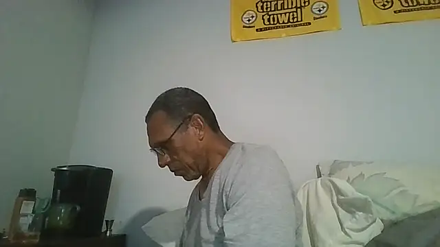 Snapshot of swimmer2496 chatting on July 29, 1:37 am swimmer2496 online show from July 29, 1:37 am