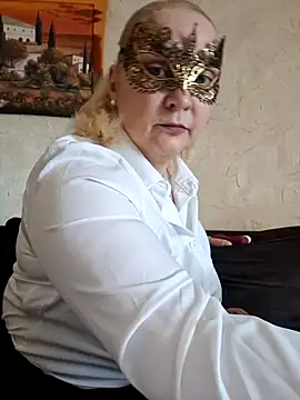 Snapshot of MaskedQueen77 chatting on May 28, 12:24 pm MaskedQueen77 online show from May 28, 12:24 pm