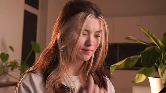 EleniRoeber online show from March 10, 4:23 pm