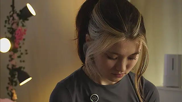 EleniRoeber online show from March 15, 4:35 pm