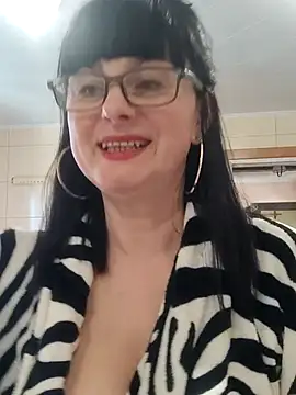 Snapshot of AliceSwan57 chatting on April 14, 11:38 am AliceSwan57 online show from April 14, 11:38 am