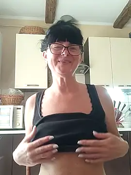Snapshot of AliceSwan57 chatting on June 23, 6:33 am AliceSwan57 online show from June 23, 6:33 am