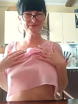 Snapshot of AliceSwan57 chatting on June 25, 6:07 am AliceSwan57 online show from June 25, 6:07 am