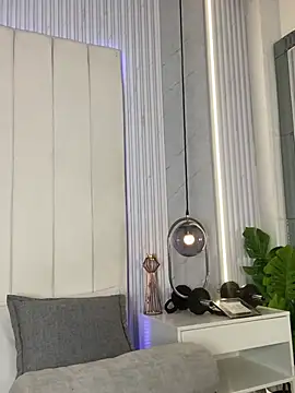 JuliaColemann online show from April 28, 11:59 am