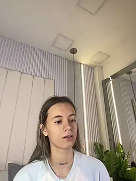 JuliaColemann online show from May 20, 12:00 pm