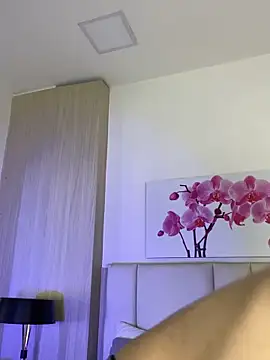 JuliaColemann online show from June 4, 12:00 pm