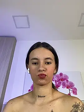 Snapshot of JuliaColemann chatting on July 28, 2:13 pm JuliaColemann online show from July 28, 2:13 pm